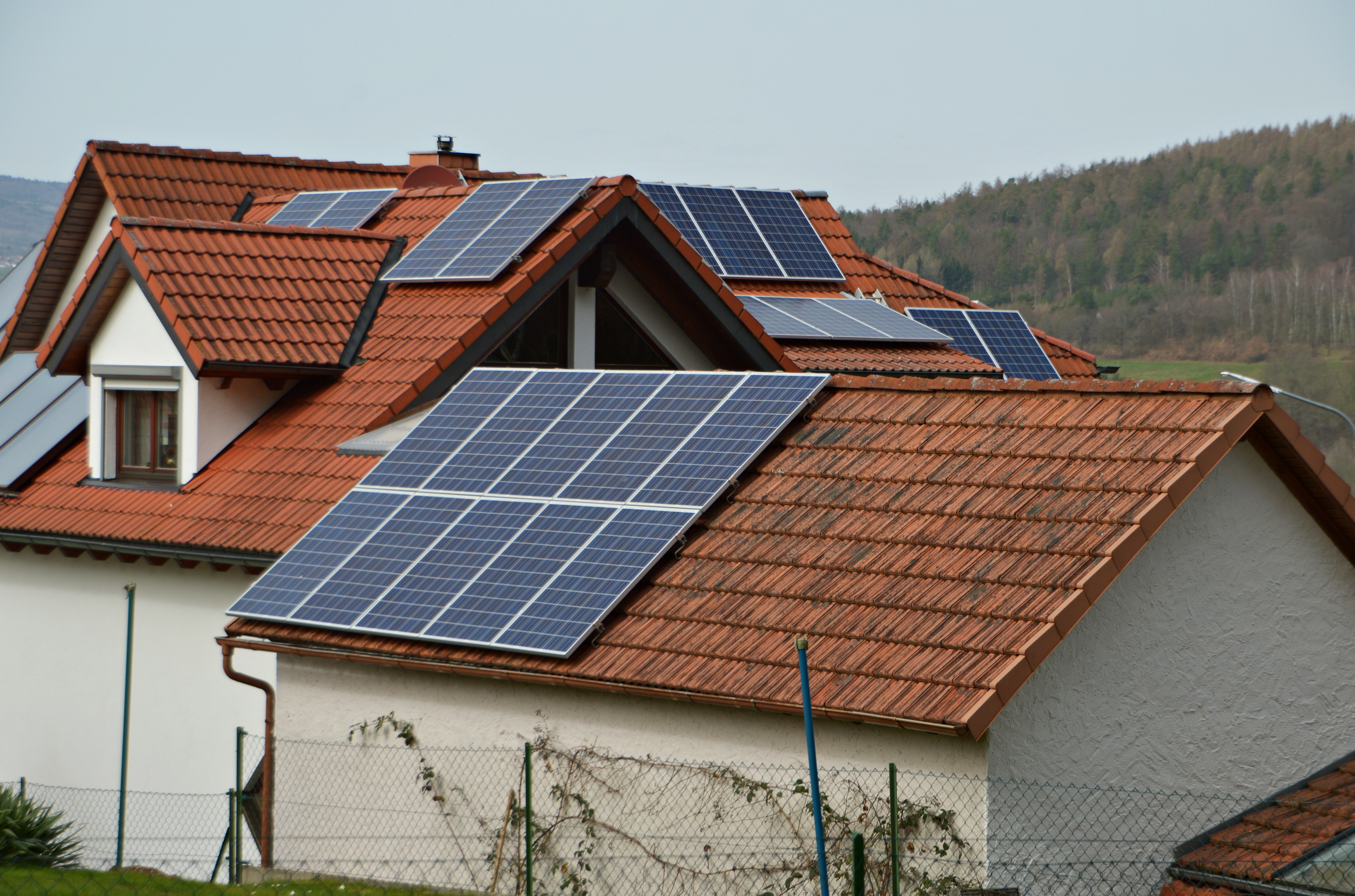 Du betrachtest gerade 8,8kWp Photovoltaikanlage mit 6,4kWh Nedap Lithiumspeicher und intelligenter PV-Thermie in Premich