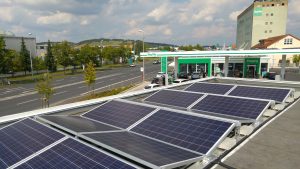 Mehr über den Artikel erfahren BayWa Tankstelle Photovoltaikanlage mit Sonderkonstruktion für Süd Aufständerung