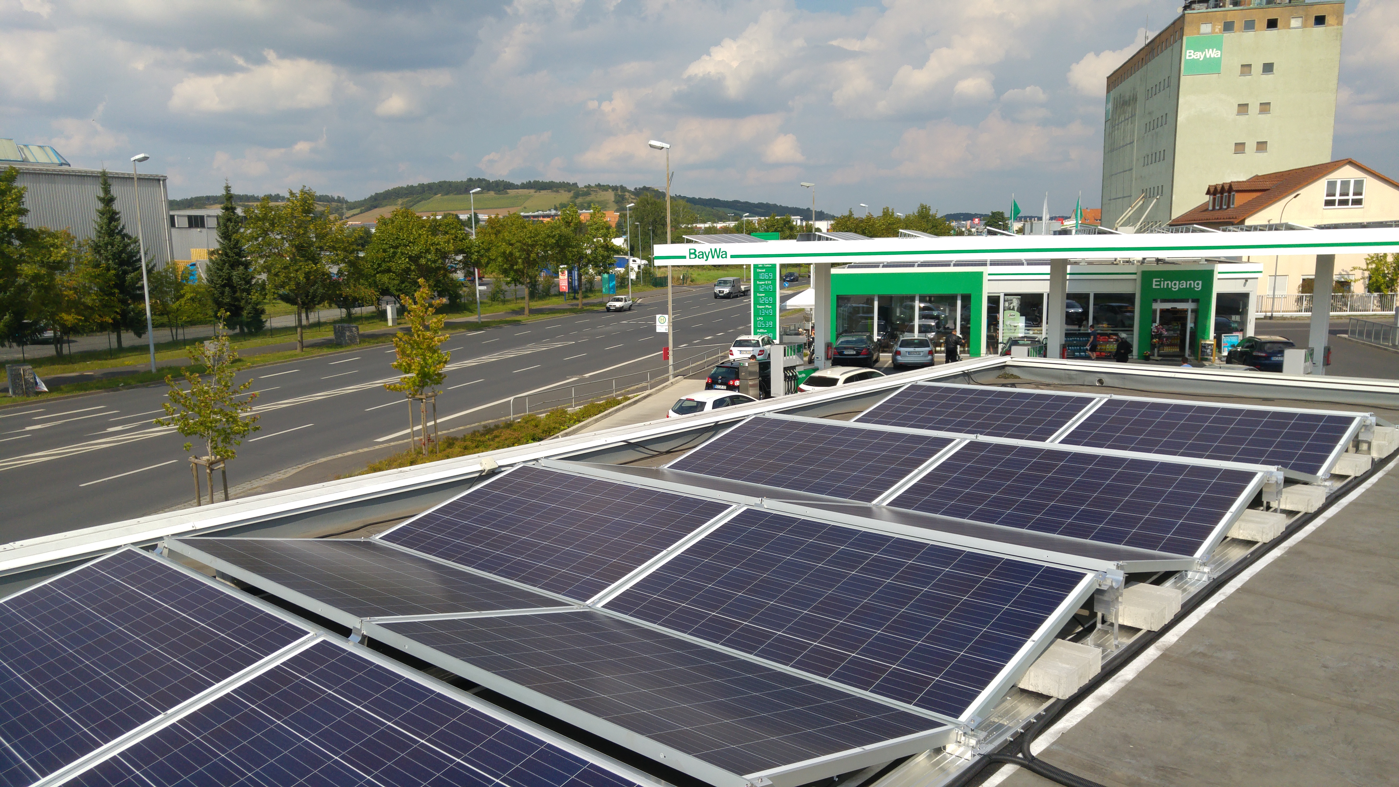 Du betrachtest gerade BayWa Tankstelle Photovoltaikanlage mit Sonderkonstruktion für Süd Aufständerung