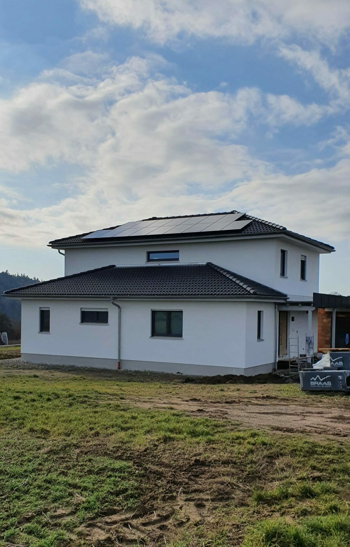 Du betrachtest gerade Einfamilienhaus, Neubau, 9,9 kWp Photovoltaikanlage, Selbstverbrauch mit Tesla (13,5 kWh) Speicher