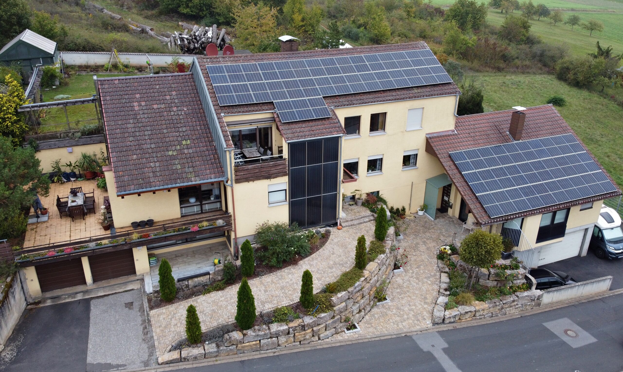 Du betrachtest gerade 21,1kWp PV-Anlage mit Trina-Solar-Modulen,Huawei Wechselrichter und Tesla Speicher